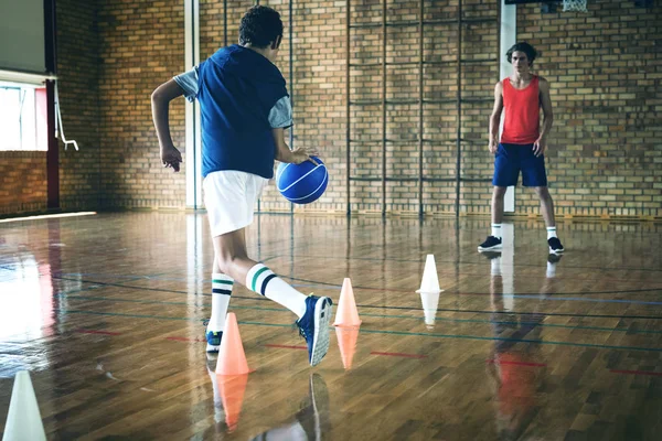 Garçons Secondaire Pratiquant Football Utilisant Des Cônes Pour Exercice Dribble — Photo