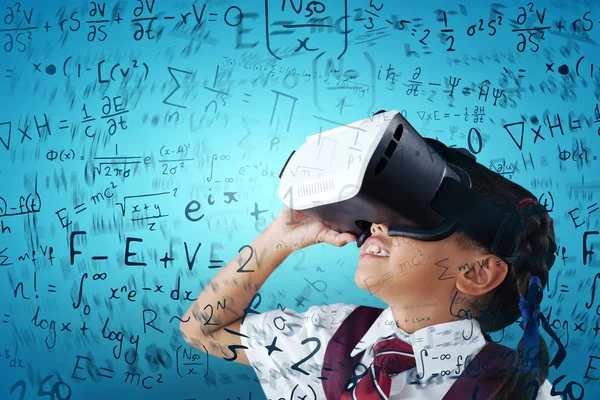 Close Estudante Usando Fone Ouvido Realidade Virtual Contra Fundo Azul — Fotografia de Stock