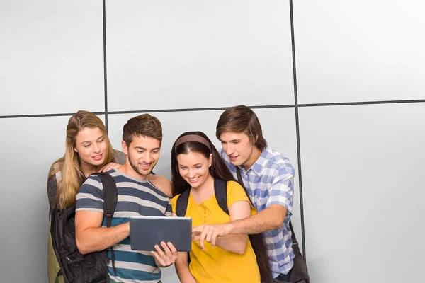 Studenten Met Behulp Van Digitale Tablet College Gang Tegen Witte — Stockfoto