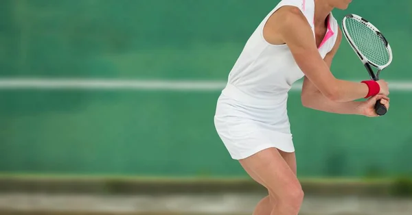 带球拍绿色背景的网球运动员数字组合 — 图库照片