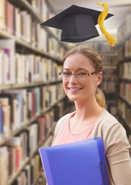 教育图书馆学生妇女的数字合成与毕业帽 — 图库照片