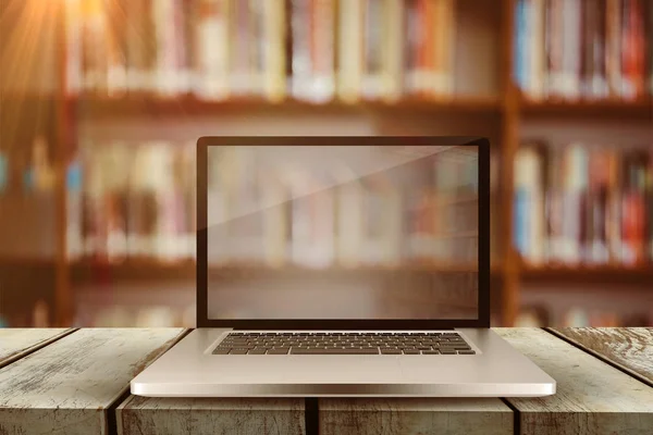 Ноутбук Екраном Проти Полиці Бібліотеки — стокове фото