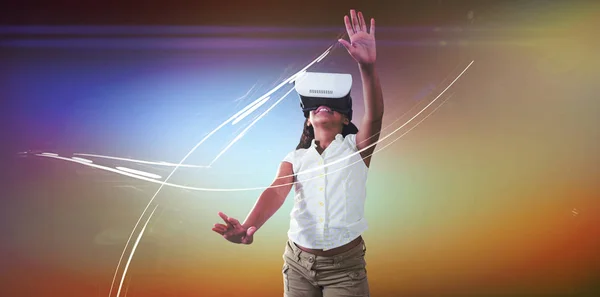 Mädchen Trägt Virtual Reality Simulator Vor Weißem Hintergrund — Stockfoto