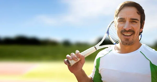 Composito Digitale Tennista Uomo Con Sfondo Verde Con Racchetta — Foto Stock