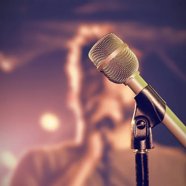 Detail Mikrofonu Proti Mužské Zpěvák Nočním Klubu — Stock fotografie