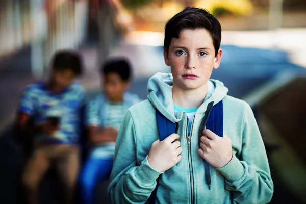学校でキャンパスに通学立って悲しい少年の肖像画 — ストック写真