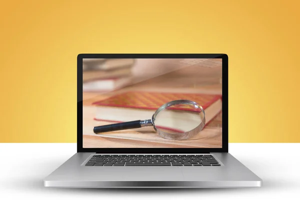 Laptop Mit Bildschirm Gegen Lupe Mit Buch Auf Dem Tisch — Stockfoto