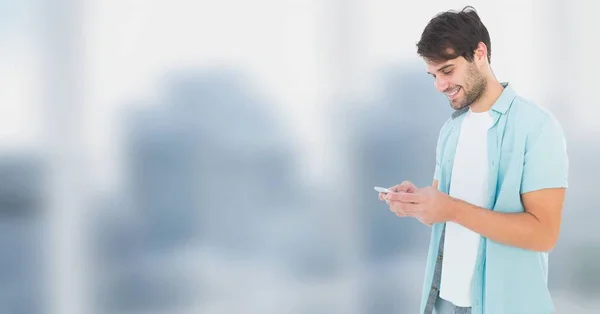 Digitales Zusammenspiel Des Menschen Mit Telefon Mit Hellem Hintergrund — Stockfoto