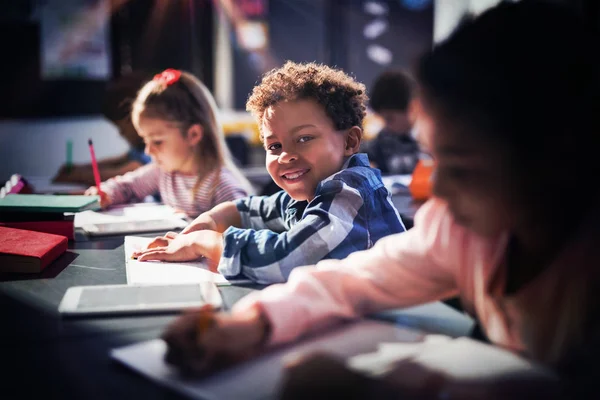 Porträt Eines Lächelnden Schuljungen Der Der Schule Seine Hausaufgaben Macht — Stockfoto