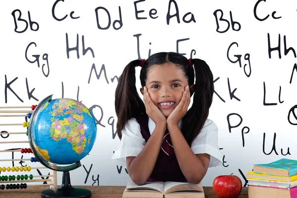 Schulmädchen Lehnt Sich Globus Und Bücher Gegen Alphabet — Stockfoto