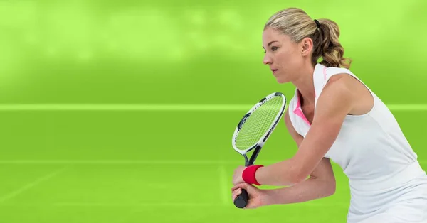 ラケットで背景が緑色のテニス プレーヤー女性のデジタル合成 — ストック写真