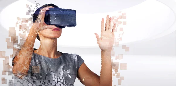 Ψηφιακός Σύνθετος Γυναίκας Μια Εικονική Πραγματικότητα Προσομοιωτή Έναντι Ψηφιακή Γκρι — Φωτογραφία Αρχείου