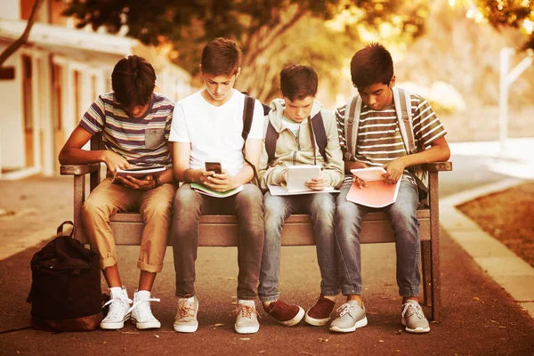 Niños Con Teléfonos Tabletas — Foto de Stock