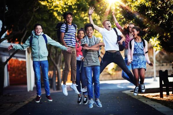 Усміхнені Школярі Розважаються Дорозі Кампусі Школі — стокове фото