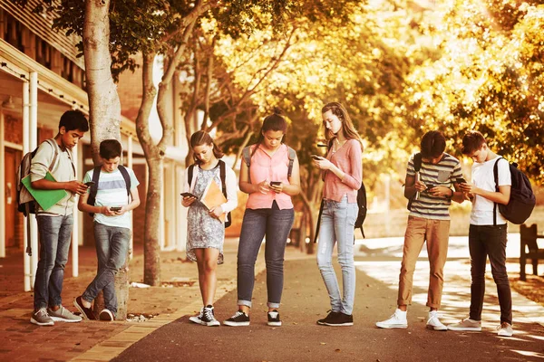 Estudantes Usando Telefone Celular Estrada Campus Escola — Fotografia de Stock