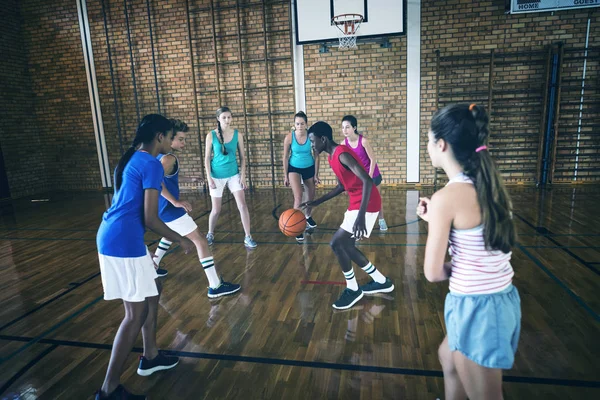 Entschlossene Gymnasiasten Spielen Basketball Auf Dem Platz — Stockfoto