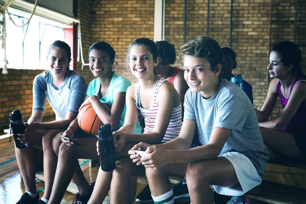 Retrato Crianças Sorrindo Ensino Médio Sentadas Banco Quadra Basquete — Fotografia de Stock