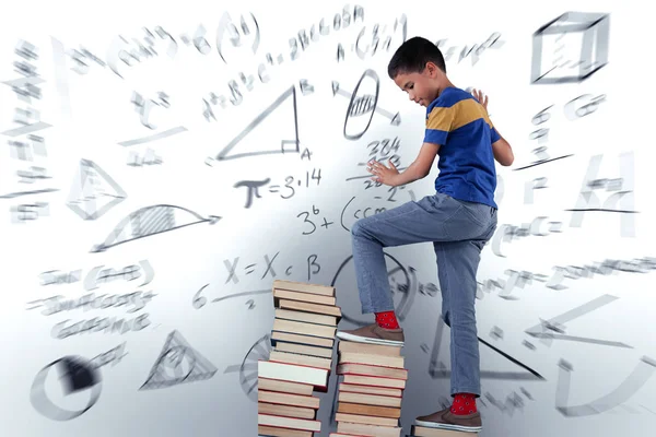 Skolpojke Klättring Stack Bok Mot Matematiska Ekvationer — Stockfoto