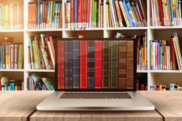 Laptop mit Bildschirm gegen Bücherregal — Stockbild Laptop Mit Bildschirm Gegen Bücherregal — Stockfoto
