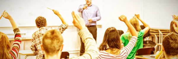 Vista Trasera Los Estudiantes Con Las Manos Levantadas Con Profesor —  Fotos de Stock