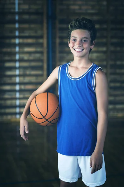 Retrato Menino Ensino Médio Sorrindo Segurando Uma Bola Basquete Corte — Fotografia de Stock