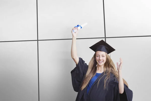 Retrato Estudiante Femenina Sosteniendo Grado Contra Azulejo Blanco —  Fotos de Stock