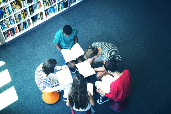 Overhead View Attentive Students Studying Library School — Stock Photo, Image