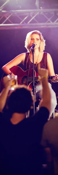 Vrouwelijke Performer Zingen Tijdens Muziekevenement Nachtclub — Stockfoto