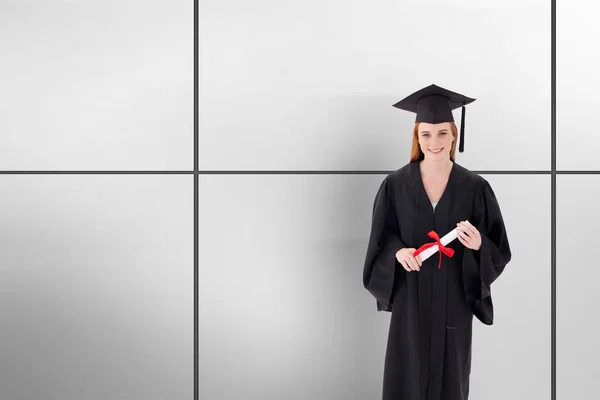 Tiener Meisje Vieren Afstuderen Tegen Witte Tegels — Stockfoto