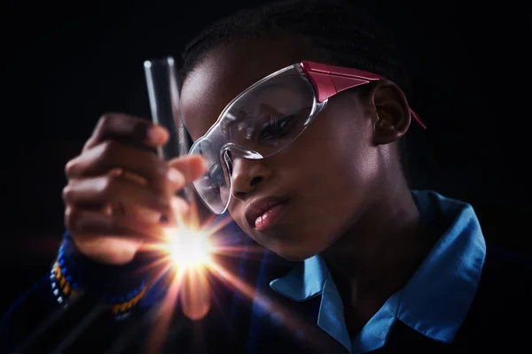 Estudante Atento Fazendo Uma Experiência Química Contra Fundo Preto — Fotografia de Stock