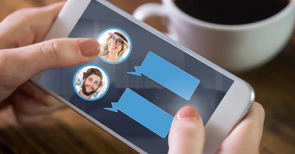 Haber App Dijital Bileşik Telefon Sohbet Profilleri Ile Elinde — Stok fotoğraf