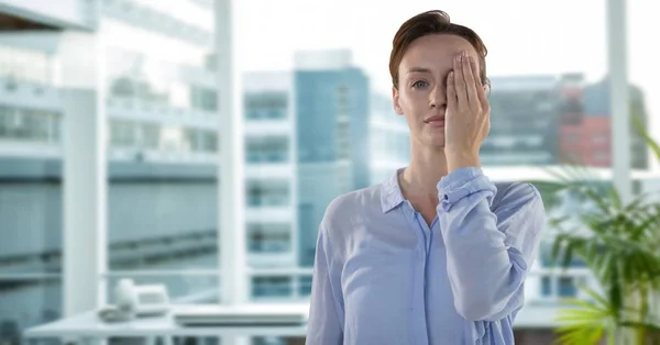 Digitaler Verbund Aus Geschäftsfrau Die Müde Amt Die Hand Über — Stockfoto