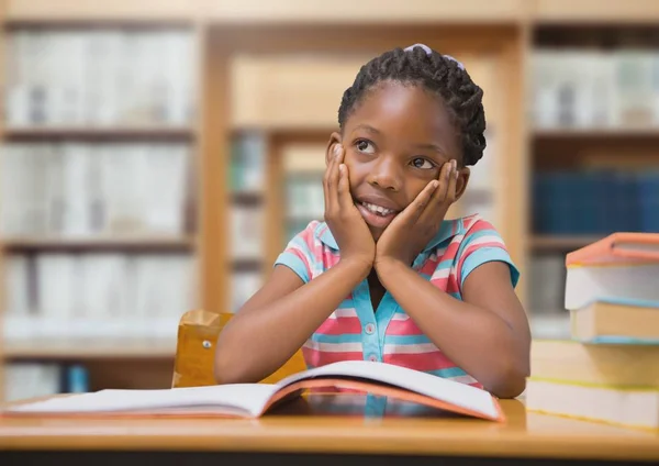 Ψηφιακός Σύνθετος Σχολείο Κορίτσι Στη Βιβλιοθήκη Της Εκπαίδευσης — Φωτογραφία Αρχείου