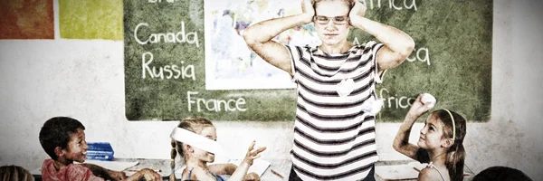 Lehrer Durch Schülerlärm Gestört — Stockfoto
