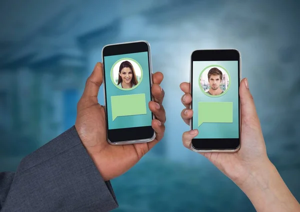 Composto Digital Mensagens App Telefone Duas Mãos Com Perfis Bate — Fotografia de Stock