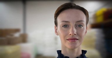 İş içinde keskin kadın dijital bileşik