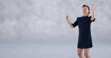 Gri arka planı olan sevinç kutlama işkadını dijital bileşik