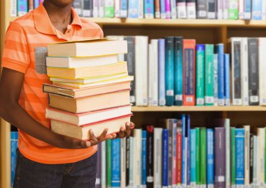 Çocuk kitapları Eğitim kitaplığında tutan dijital bileşik