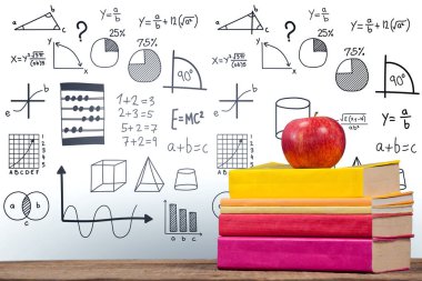 Beyaz arka plan karşı ahşap masa kitapları ile elma