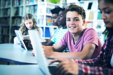 Dizüstü bilgisayar, dijital tablet kitaplığı kullanan öğrenciler