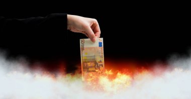 Yangında yanan Euro para notlar dijital bileşik