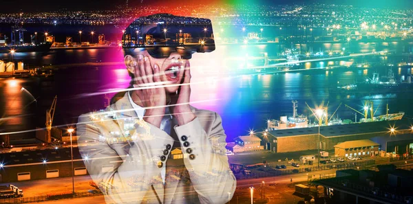 驚いて実業家に対して都市景観照明の港に対して仮想ビデオ眼鏡 — ストック写真