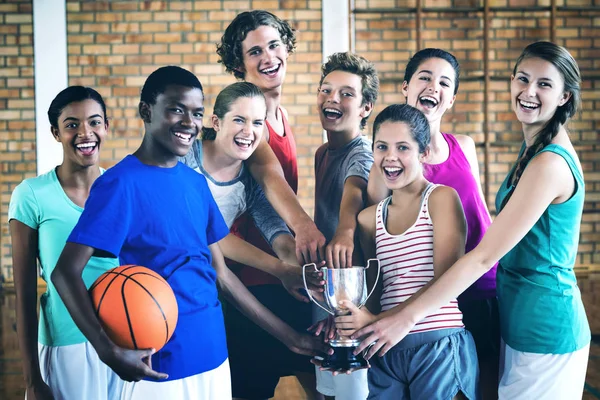 Smiling High School Kids Holding Trophy Basketball Court — Stock Photo, Image