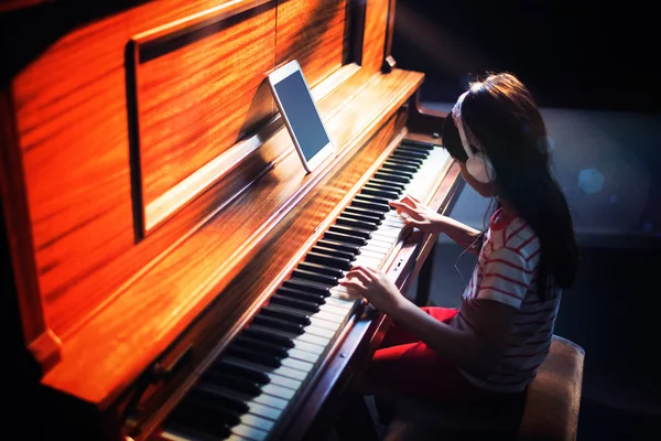 학교에서 교실에서 피아노를 헤드폰을 집중된 여자의 — 스톡 사진
