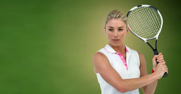 ラケットで背景が緑色のテニス プレーヤー女性のデジタル合成 — ストック写真