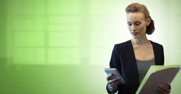 Kadının Telefon Ile Yeşil Arka Plan Kullanarak Dijital Bileşik — Stok fotoğraf