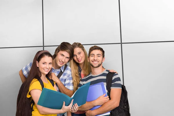 Estudantes Segurando Pastas Corredor Faculdade Contra Azulejos Brancos — Fotografia de Stock