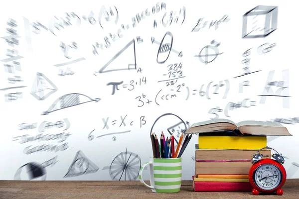 Stapel Boeken Door Mok Met Kleurpotloden Wekker Houten Tafel Tegen — Stockfoto