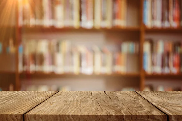 Superficie Della Tavola Legno Contro Scaffale Della Biblioteca — Foto Stock