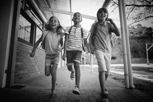 学校の廊下で実行されている幸せな学校の子供たち — ストック写真